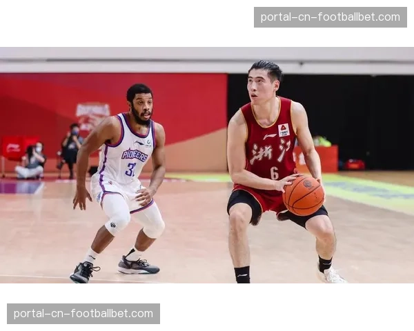 芝加哥天空队新帅特里莎·韦瑟斯poon正式带队开始季前训练