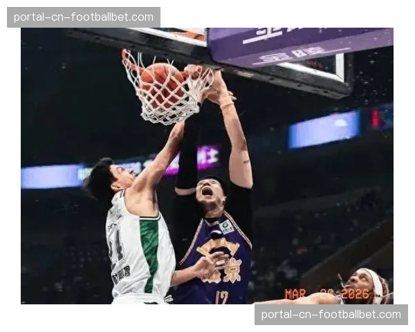 【2026年4月CBA联赛区域防守与盯人混用趋势·季后赛·赛中·特写特写：辽宁队张镇麟飞身补防封盖后，与队友击掌明确下一回合防守站位