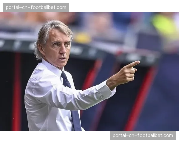 前意大利主帅曼奇尼现身热那亚主场,引发帅位猜想 前意大利主帅曼奇尼现身热那亚主场,引发帅位猜想